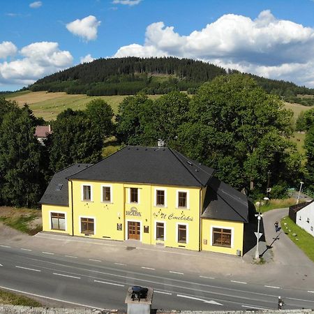 ホテル U Cmelaku Červená Voda エクステリア 写真